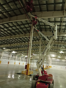 Монтаж лотков на высоте Установка лотка на высоте