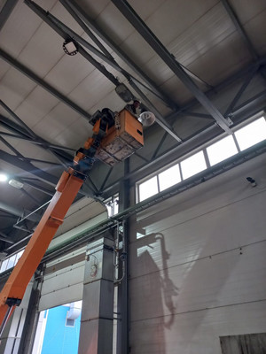 Замена светильников на производстве Высотные электромонтажные работы