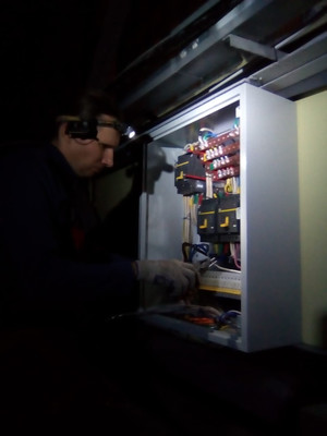 Установка распределительного шита Монтаж распределительного электрощита