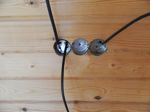 Металлические подрозетники в деревянной стене Металлические подрозетники в деревянной стене