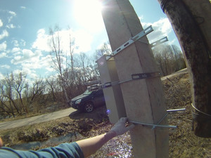 Щит установлен на столб Собран щит на столб