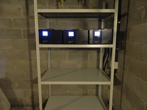 Удобный стеллаж Стабилизаторы Ресанта установка на стеллаже