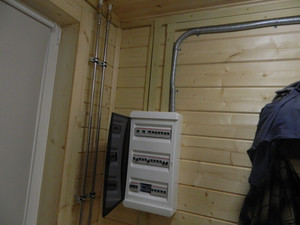 Электрощит в доме из дерева Электрощит в доме из дерева