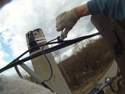 Подсоединение проводов Проводить электричество на участок