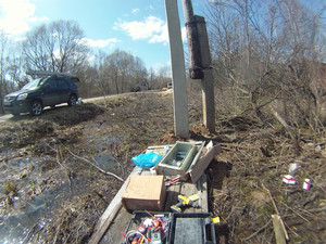 На ммаленькой двери, сквозь бури дождь и грозы. Монтаж щита на столб