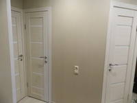 Светлые двери в коридоре Ремонт в коридоре